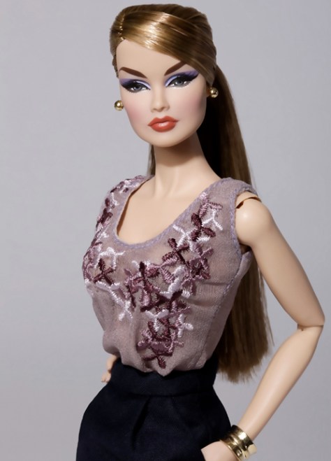 11VeroniqueBreakingTheMoldCloseUp