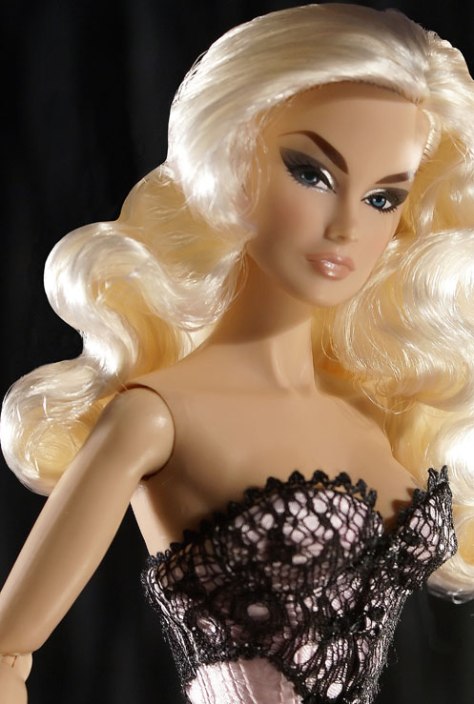 11VeroniqueModernComebackBlondeCloseUp