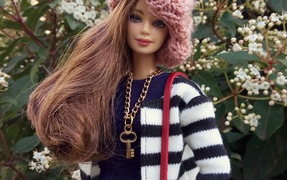 Zoe buscando el sol por el parque