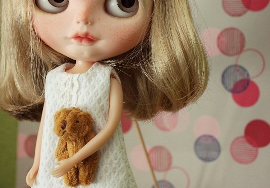 Tutorial: cómo sujetar a una Blythe para hacerle fotos y que no se caiga