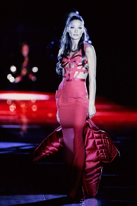 versace-fall-1992-rtw-detail-47-carla-bruni